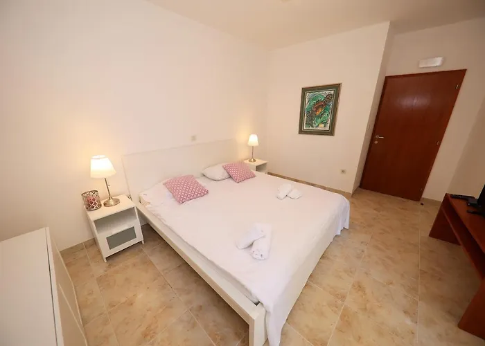 בית נופש House With A Swimming Pool - Diklo, - 15336
