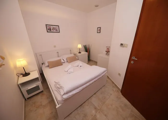 בית נופש House With A Swimming Pool - Diklo, - 15336 זאדאר